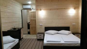 Трехместный номер «Комфорт» с душем в Гостевом доме Guest House Ahan